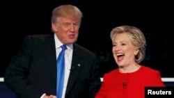 Le candidat républicain à la présidence américaine, Donald Trump, se serre la main avec sa rivale démocrate Hillary Clinton à l'issue de leur premier débat présidentiel à l'Université Hofstra à Hempstead, New York, 26 septembre 2016. 