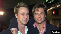 资料照：好莱坞明星爱德华·诺顿（左）和布拉德·皮特在洛杉矶举行的新片“搏击俱乐部”首映式上。（1999年10月6日）