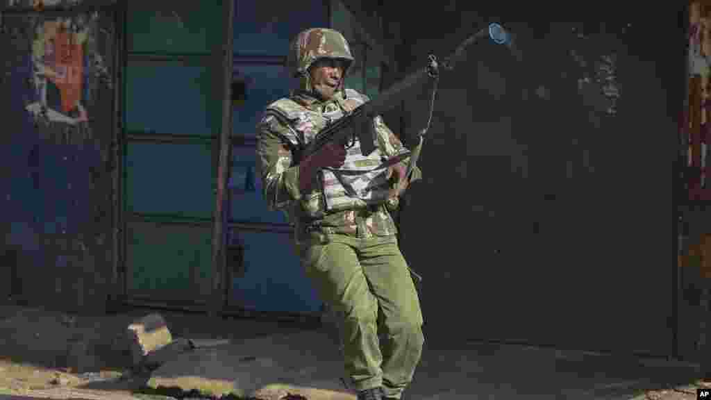 Dan sandan kwantar da tarzoma dauke da bindigar harba tiya-gas &nbsp;