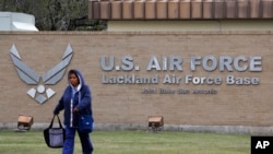 美国从中国武汉撤回的侨民有一部分在德州拉克兰空军基地进行防疫隔离。（2020年2月5日）