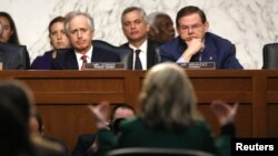 지난 2013년 벵가지 습격 사건과 관련하여 힐러리 클린턴 전 국무장관(뒷모습)이 증언하고 있다. (자료사진)