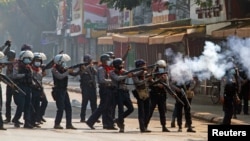 缅甸安全部队2021年2月28日在仰光街头镇压示威者。