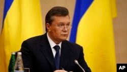 Presiden terguling Ukraina Viktor Yanukovych berbicara dalam jumpa pers di Rostov-on-Don, sebuah kota di Russia Selatan (28/2).