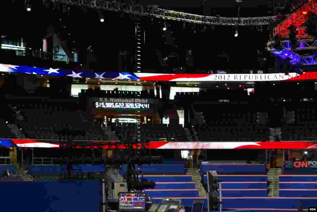 Danas je pokrenut sat koji bi trebalo da registruje rast američkog nacionalnog duga za vrijeme Konvencije i tako simbolično kritikuje ekonomsku politiku administracije predsjednika Obame. (J. Featherly /VOA)