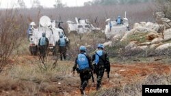 이스라엘이 레바논 미사일 기지에 보복 공격을 가한 뒤 유엔 임시군이 현장을 수색하고 있는 모습.