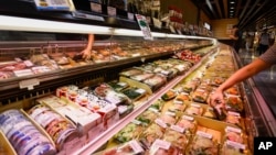 হংকং-এর এক সুপারমার্কেট। সুশি ও সাশিমি বিকিকিনির একটি দোকান। কিছু পণ্যের গায়ে ‘জাপান থেকে আমদানি’ লেখা রয়েছে। ২৪ আগস্ট, ২০২৩।