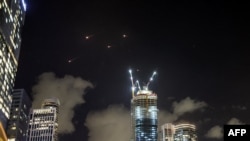 Kjo fotografi tregon neutralizimin e raketave iraniane nga mbrojtja ajrore izraelite mbi qiellin e Tel Avivit; 1 tetor 2024.