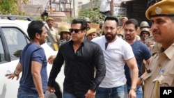 La superstar de Bollywood Salman Khan, 2e à gauche, arrive au tribunal de Jodhpur, Rajasthan, Inde, 5 avril 2018.