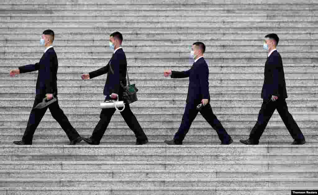 중국 건국 71주년 국경절을 하루 앞두고 축하 행사가 열리는 베이징의 인민대회당 앞을 경호원들이 지나가고 있다. 