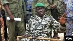 Pemimpin kudeta Mali, Kapten Amadou Haya Sanogo memberikan keterangan pers di Bamako (foto: dok). Penahanan tokoh politik menimbulkan pertanyaan soal janji pemimpin militer Mali. 