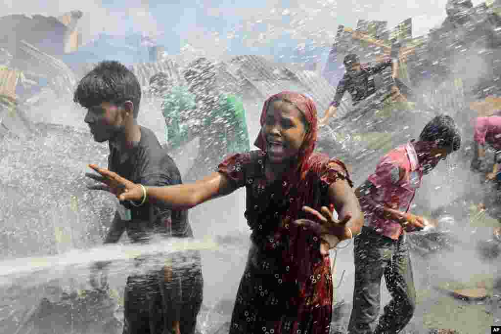 Seorang perempuan Bangladesh menangis di lokasi kebakaran sebuah kawasan kumuh di Dhaka, Bangladesh.