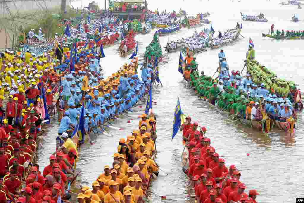 柬埔寨金边的洞里萨河上的水节，人们赛龙舟，数十万人观看（2017年11月2日）