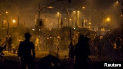 파키스탄 경찰과 반정부 시위대가 30일 국회의사당 인근에서 충돌하고 있다.