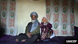 کمیسیون حقوق بشر می‌گوید که بیش از شصت درصد ازواج‌ها در افغانستان، زیر سن و اجباری صورت می‌گیرد