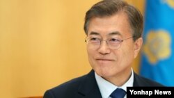 문재인 한국 대통령이 지난 19일 청와대에서 미국 '워싱턴포스트'와 인터뷰하고 있다.