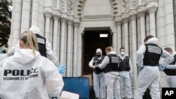 ماموران پلیس در محل حمله در مقابل کلیسای جامع شهر نیس در جنوب فرانسه. 
