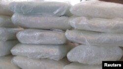 美国海关在南部边界截获的来自墨西哥的粉状芬太尼和脱氧麻黄碱（资料照：2019年1月31日）