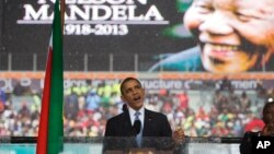 Presiden Barack Obama memberikan pidato pada upacara penghormatan bagi mantan presiden Afrika Selatan Nelson Mandela, Selasa, 10 Desember 2013.
