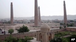 فرهنگیان افغان می گویند که اکثر آبدات تاریخی افغانستان در معرض نابودی قرار دارد.