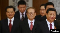 지난달 30일 시진핑 중국 국가주석(오른쪽)이 건국 65주년을 맞아 퇴임한 국가 원수들과 함께 기념식장으로 걸어들오고 있다.