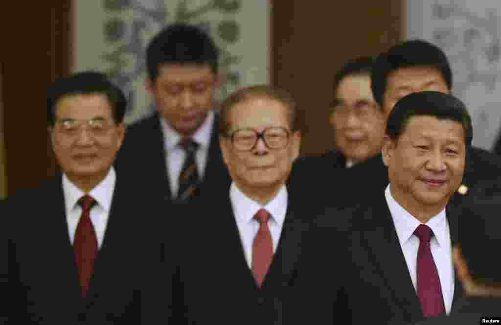 中国主席习近平和退休领导人江泽民、胡锦涛、李鹏走进国庆65周年招待会会场（2014年9月30日） 