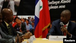 Prezidan Jovenel Moïse pandan li tap pale ak Jean-Michel Lapin, premye minis nome li a nan palè nasyonal. 21 mas 2019. Foto: REUTERS/Andres Martinez Casares 
