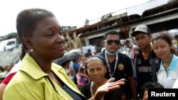 11月13日联合国人道援助主管阿莫斯与菲律宾灾民交谈。