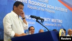 베트남을 방문중인 로드리고 두테르테 필리핀 대통령이 28일 하노이 현지 필리핀 거주민 간담회에서 발언하고 있다. 