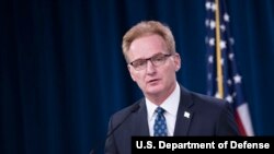 美国海军部代理部长莫德利(Thomas Modly)宣布将罗斯福号航母舰长解职（美国国防部2020 年4月1日照片）