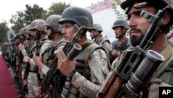 Tentara Afghanistan bersiap untuk upacara pemindahan wewenang tahap ketiga dari NATO ke pasukan keamanan Afghanistan di Kabul, Afghanistan (Foto: dok). Pasukan koalisi internasional pimpinan AS di Afghanistan mengatakan seorang pemberontak yang bertanggungjawab atas tewasnya seorang tentara AS di Kunar tahun 2012 telah tewas dalam suatu penggerebekan di Ghaziabad, propinsi Kunar, Senin (18/2).