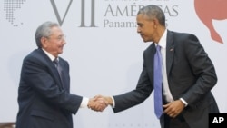 Presiden AS Barack Obama (kanan) berjabat tangan dengan Presiden Kuba Raul Castro di Panama (11/4).