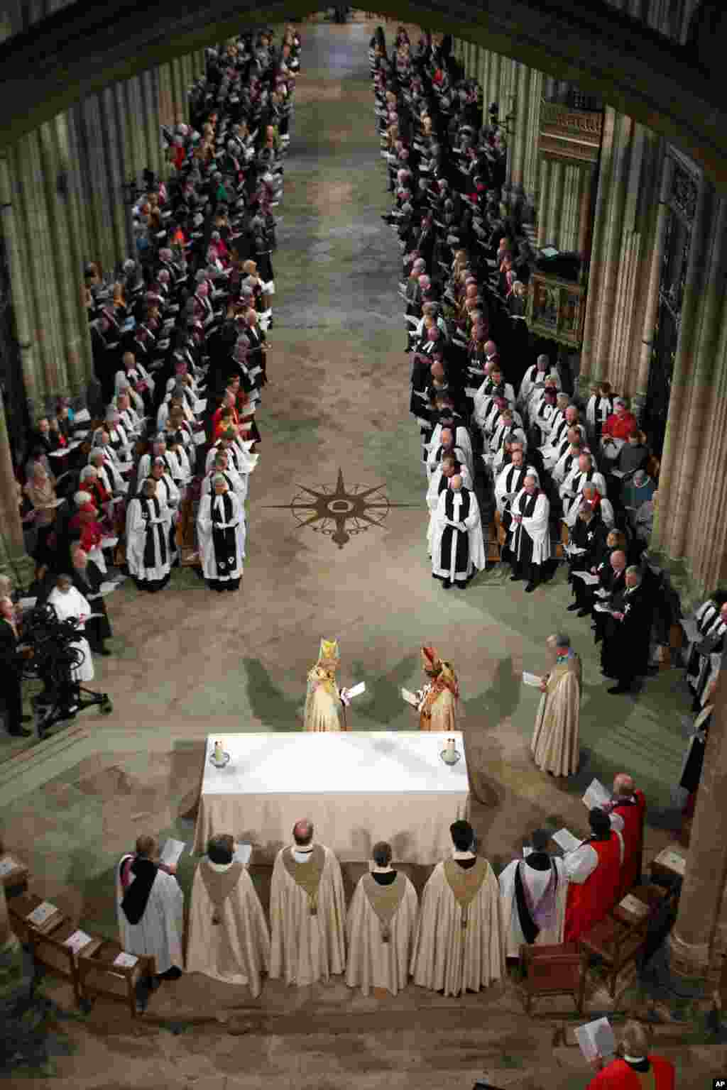 Uskup Agung Canterbury yang baru, Justin Welby (tengah) tiba di altar selama penobatannya di gereja Cathedral Canterbury, Inggris.