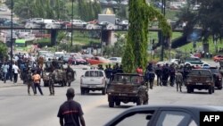 Des soldats ivoiriens se déploient lors d'une manifestation à Abidjan, Ivory Coast, 18 novembre 2014.