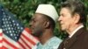 Le président du Mali, Moussa Traoré, avec son homologue américain Ronald Reagan, lors des cérémonies d'accueil pour l'arrivée du chef d'Etat malien aux Etats Unis, le 06 octobre 1988. (Photo by MIKE SARGENT / AFP)