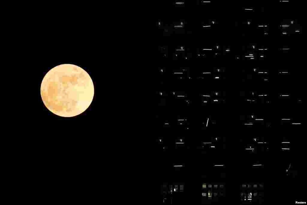 Bulan purnama &#39;supermoon&#39; terlihat di belakang gedung yang belum selesai dibangun di Hong Kong.