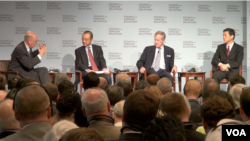 外交关系协会举行中国经济研讨会，左起，主持人华尔街日报编辑布塞，清华大学法学教授高西庆，彼得森国际经济研究所高级研究员拉蒂，清华大学中国与世界经济研究中心主任李稻葵 (美国之音方冰拍摄)