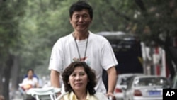 北京著名维权人士倪玉兰和丈夫董继勤(资料照片)