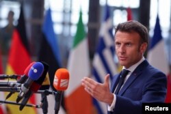 ប្រធានាធិបតី​បារាំង លោក Emmanuel Macron ថ្លែង​ទៅ​កាន់​អ្នក​សារព័ត៌មាន​ ក្នុង​អំឡុងពេល​នៃ​ថ្ងៃ​ទី​ពីរ​នៃ​កិច្ចប្រជុំ​កំពូល​មេដឹកនាំ​សហភាព​អឺរ៉ុប ខណៈ​ដែល​បណ្ដា​មេដឹកនាំ​សហភាព​អឺរ៉ុប​ស្វះស្វែង​រក​ការ​ព្រមព្រៀង​គ្នា​ចំពោះ​ទណ្ឌកម្ម​លើ​ប្រេង​រុស្ស៊ី ដើម្បី​ជា​ការ​ឆ្លើយតប​ទៅ​នឹង​ការ​ឈ្លានពាន​របស់​រុស្ស៊ី​លើ​អ៊ុយក្រែន នៅ​ទីក្រុង​ព្រុចសែល ប្រទេស​ប៊ែលហ្សិក ថ្ងៃទី ៣១ ខែឧសភា ឆ្នាំ២០២២។ (REUTERS)