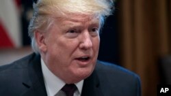 도널드 트럼프 미국 대통령이 23일 백악관에서 미 남부 국경의 안보와 인도주의적 위기와 관련해 공화당 의원들과 회의를 하고 있다. 