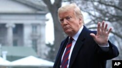 도널드 트럼프 미국 대통령이 19일 델라웨어주 도버 공군기지에서 열린 미국인 4명 유해 송환식에 참석한 후 백악관 사우스론에 도착했다.