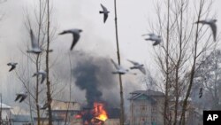 印控克什米尔地区，一处疑似激进分子在枪战中避难的居民楼内冒着滚滚浓烟。(2019年2月18日)