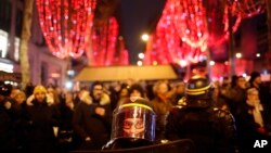 Algunos manifestantes se congregaron en la avenida de los Campos Elíseos, y otro grupo, de menor tamaño, se reunió cerca de la Torre Eiffel, donde policías arrestaron a varias personas.