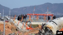 လေယာဉ်ပျက်ကျတဲ့နေရာကို ဘိုရင်း လုပ်ငန်းက ကိုယ်စားလှယ်တွေ အပါအဝင် အမေရိကန် စုံစမ်းစစ်ဆေးရေး အဖွဲ့ကစုံစမ်းစစ်ဆေးနေစဉ် (ဒီဇင်ဘာ ၃၁၊ ၂၀၂၄)