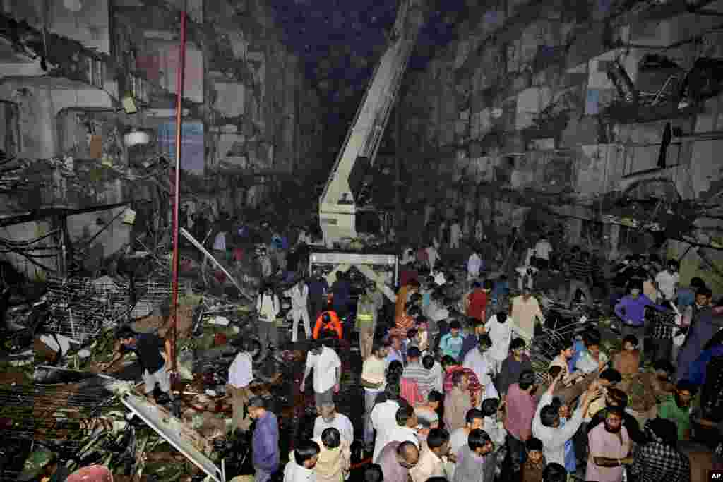 Medics and civilians gather at the site of a bomb blast in Karachi, Pakistan, March 3, 2013.