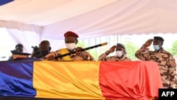 የቻድ ወታደራዊ መሪዎች ሰሞኑን የተገደሉትን የቀድሞ ፕሬዚዳንት እድሪስ ደቢን አስክሬን ሲሰናበቱ