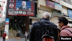 2021年1月21日香港市民在街头观看有关拜登就职演说的电视新闻