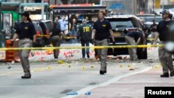 美国联邦调查局人员在纽约曼哈顿爆炸现场附近（2016年9月18日）