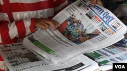 ហាង​លក់​កាសែត​មួយ​នៅ​តាម​ផ្លូវ​មួយ​ក្នុង​ខេត្ត​សៀមរាប​តាំង​កាសែត​ភ្នំពេញ​ប៉ុស្តិ៍​ទាំង​ជា​ភាសា​ខ្មែរ​និង​អង់គ្លេស កាលពី​ថ្ងៃ​ទី១០ ខែ​ឧសភា ឆ្នាំ២០១៨។ ម្ចាស់​ហាង​អ្នក​ស្រី យូ ម៉ារី ទិញ​កាសែត​ភ្នំពេញ​ប៉ុស្តិ៍​ជា​ភាសាខ្មែរ​ចំនួន​១០ និង​អង់គ្លេស​ចំនួន៥មក​លក់​ជា​ប្រចាំ។(ស៊ុន ណារិន/VOA)