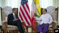 အမေရိကန် သမ္မတ အိုဘားမားနဲ့ မြန်မာသမ္မတ ဦးသိန်းစိန် တို့ ရန်ကုန် လွှတ်တော်အဆောက်အအုံမှာ တွေ့ဆုံခဲ့ကြပါတယ်။ ( နိုဝင်ဘာ ၁၉။ ၂၀၁၂။)