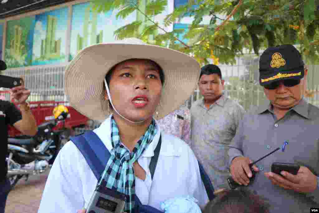 អ្នកស្រី ផា ភួង ពលរដ្ឋ​មាន​ទំនាស់​ដី​ធ្លី​ជាមួយ​​ក្រុមហ៊ុន​ចិន ​Union Dev​el​o​pm​ent Group (UDG) ដែល​តវ៉ា​នៅ​មុខ​ស្ថាន​ទូត​ចិន​ ប្រាប់​​ VOA នៅ​ថ្ងៃ​ទី​១៣ ខែ​សីហា​ ឆ្នាំ​២០១៩។ (កាន់ វិច្ឆិកា/VOA) 